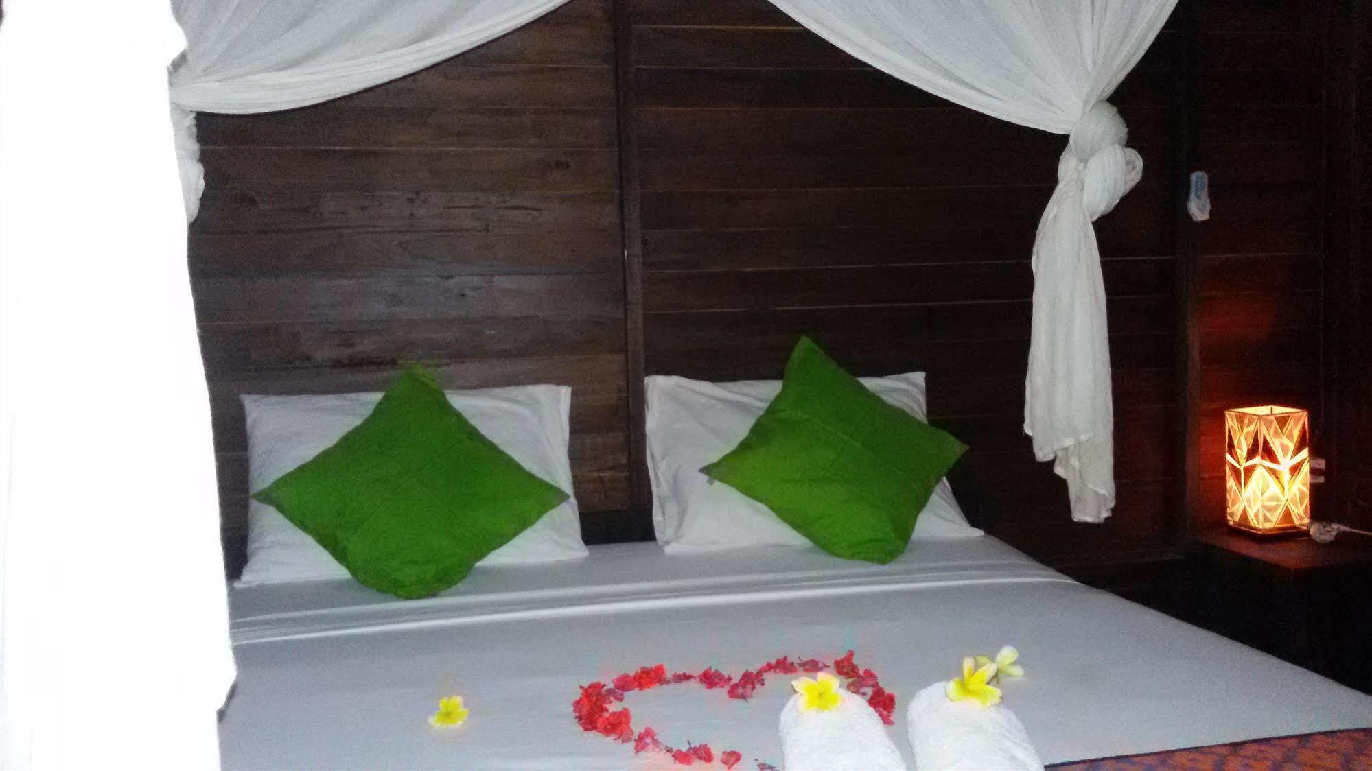 Mosaix Gili Bungalows Гили Траванган Экстерьер фото